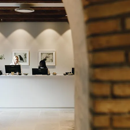 Admiral Hotel
